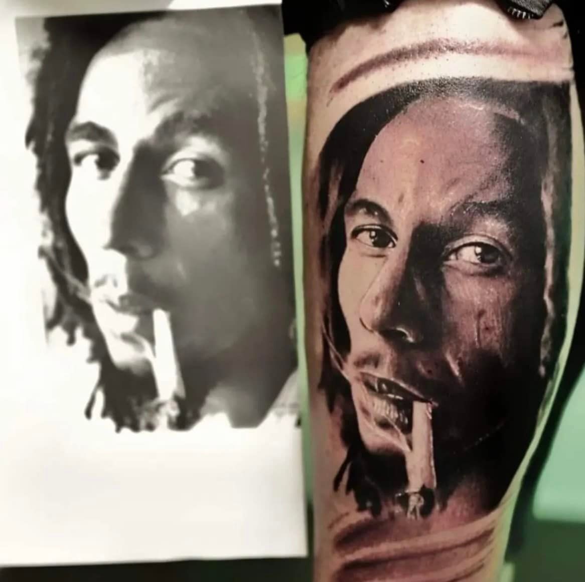 Tatoeage van een rokende persoon, naast een zwart-witfoto van dezelfde persoon.