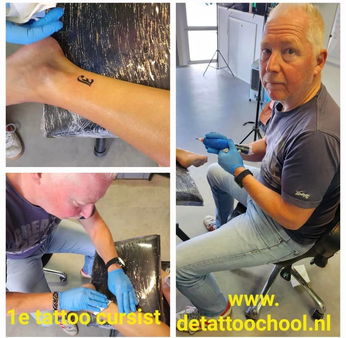 Man tatoeëert voet; collage van drie panelen. Eén toont een voltooide tatoeage, de andere twee: kunstenaar aan het werk. Tattoostudio.