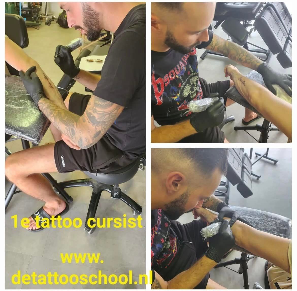 Tatoeëerder die zijn arm tatoeëert op een tattooschool. Zwarte handschoenen, tattoomachine, close-ups.