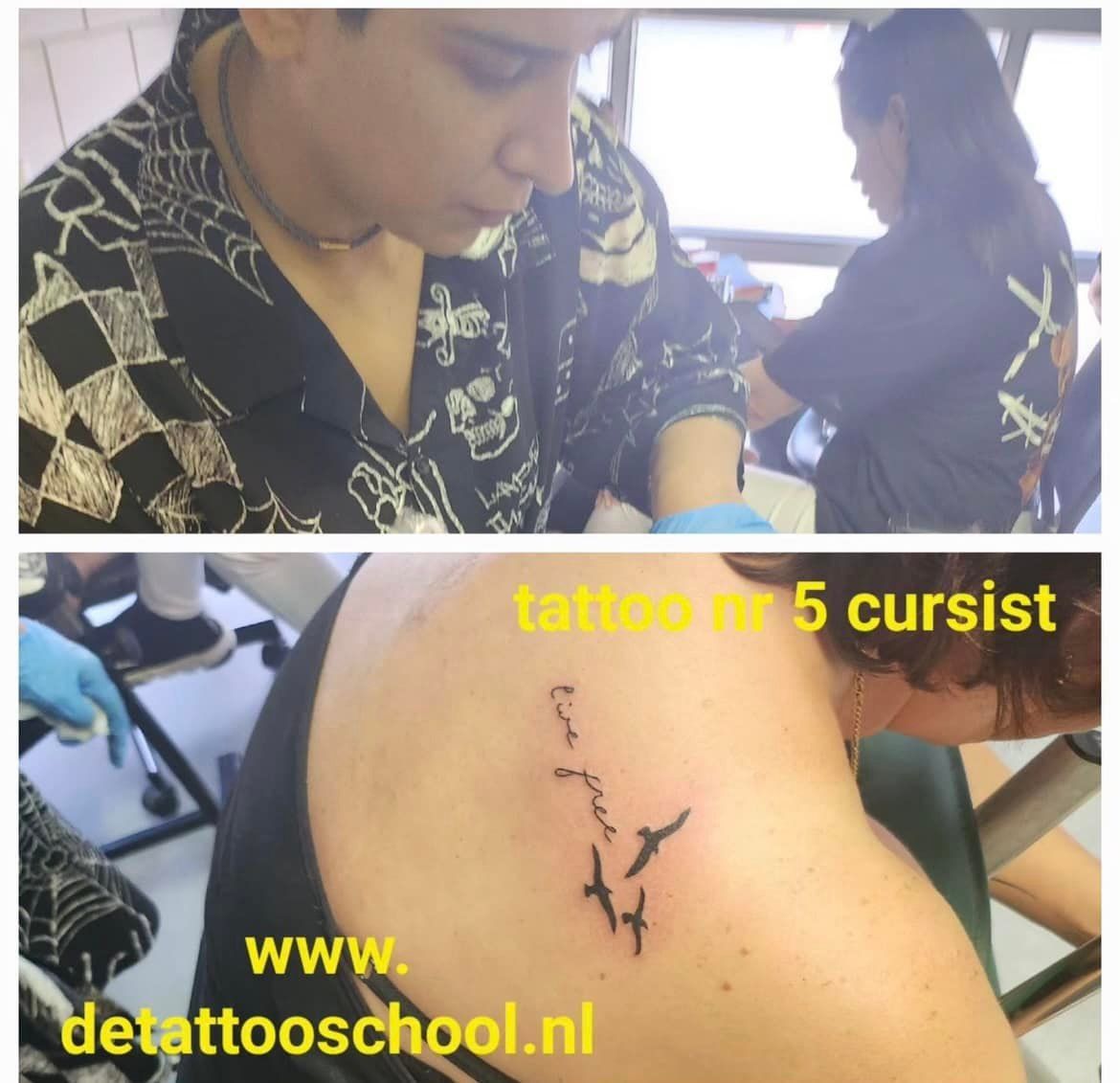 Twee mensen zijn aan het tatoeëren: één op de arm, de ander op de schouder. Het zijn vogels en tekst.