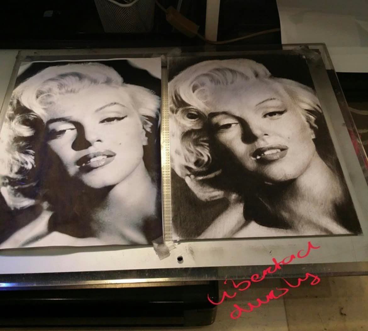 Twee zwart-witportretten van Marilyn Monroe, naast elkaar, waarschijnlijk tekeningen, op een lichttafel.