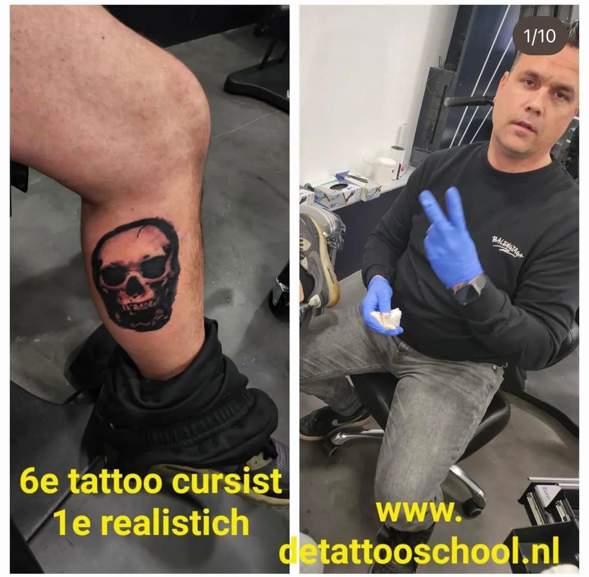 Een been met een schedeltatoeage en een tatoeëerder met handschoenen poseren in een winkel.