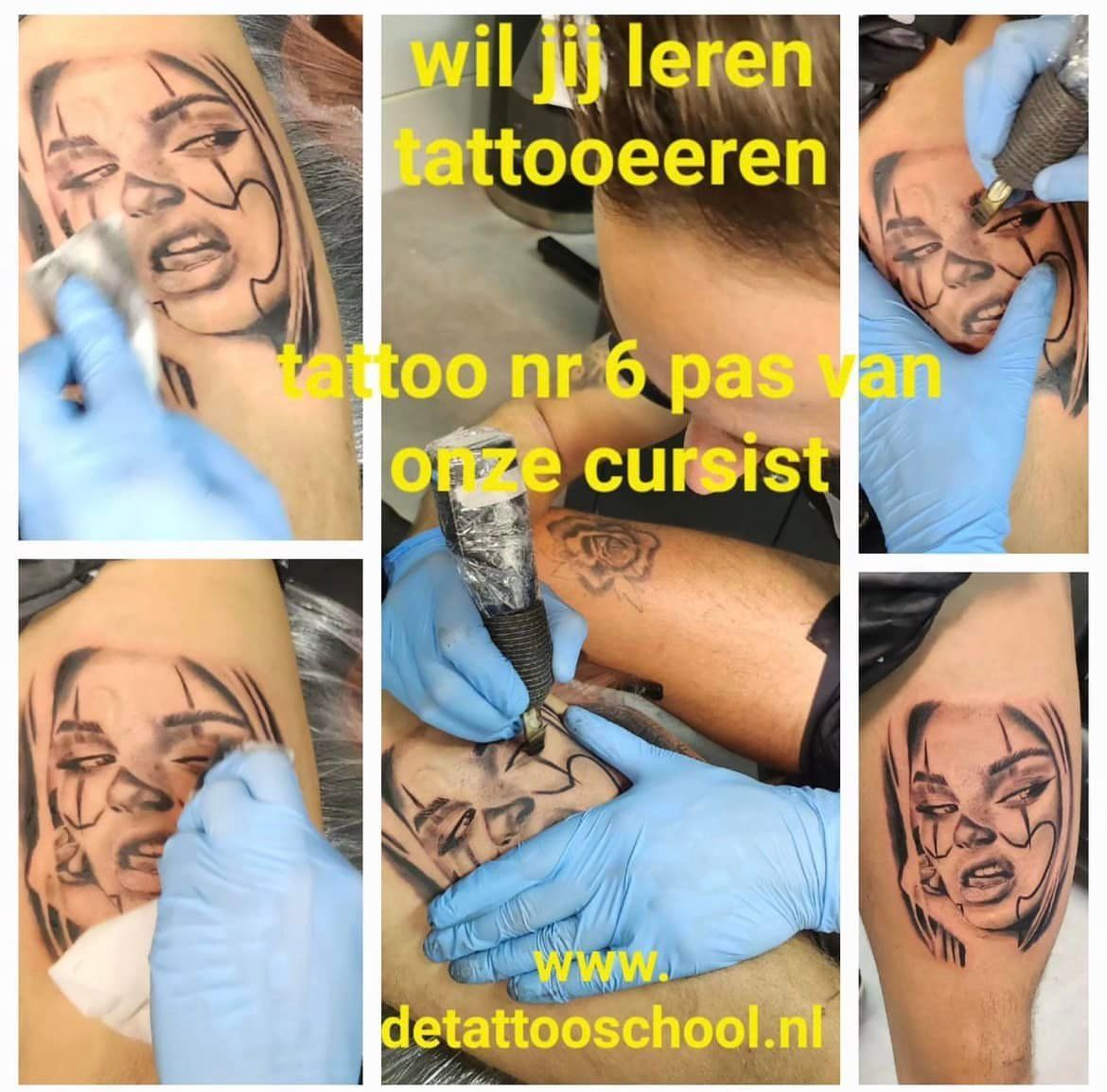 Tatoeëerder leert iemand hoe hij een gezicht moet tatoeëren. De tekst luidt: 