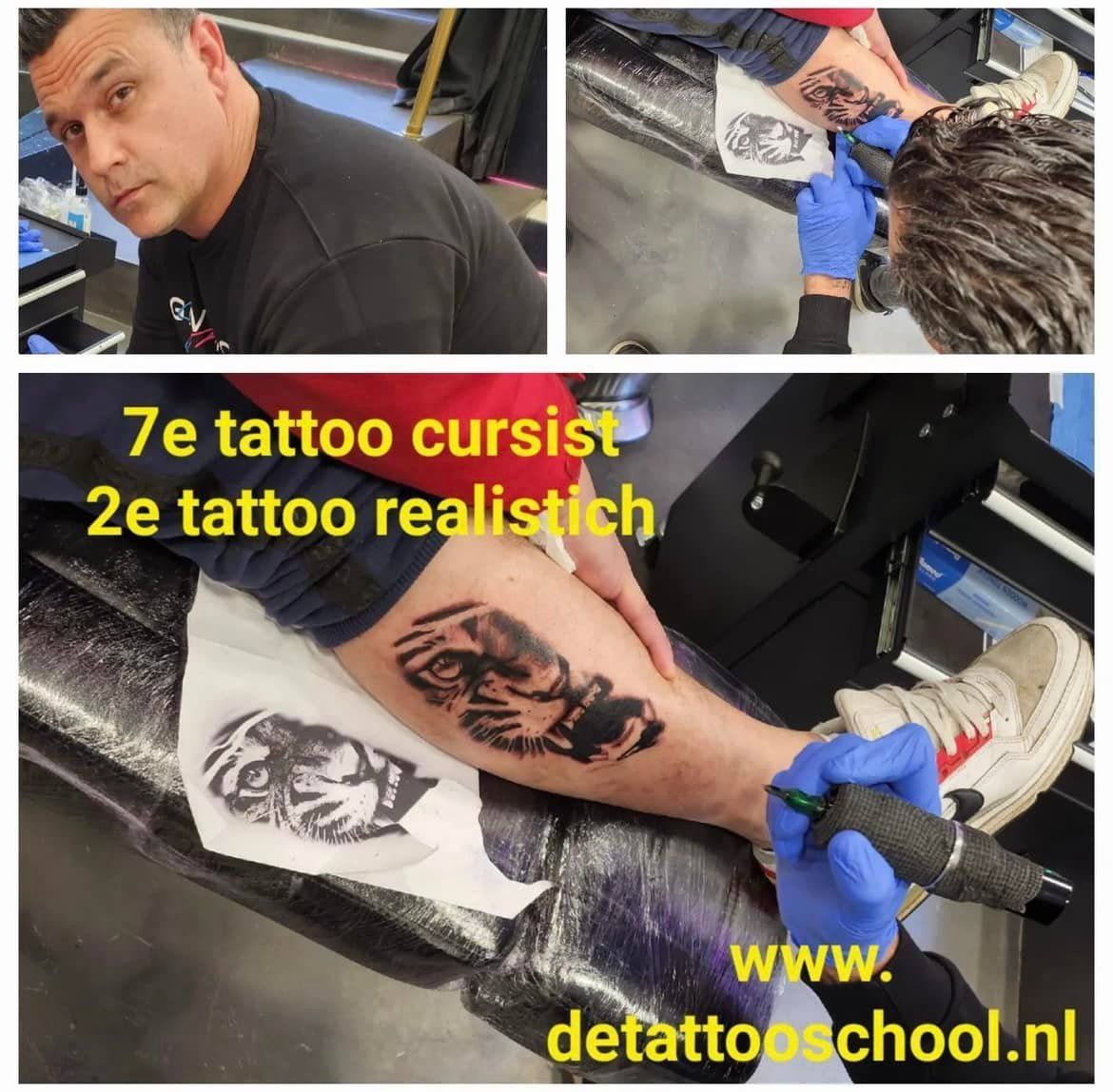 Man tatoeëert iemands been in een tattooshop. Andere foto's tonen de artiest die een andere klant tatoeëert.