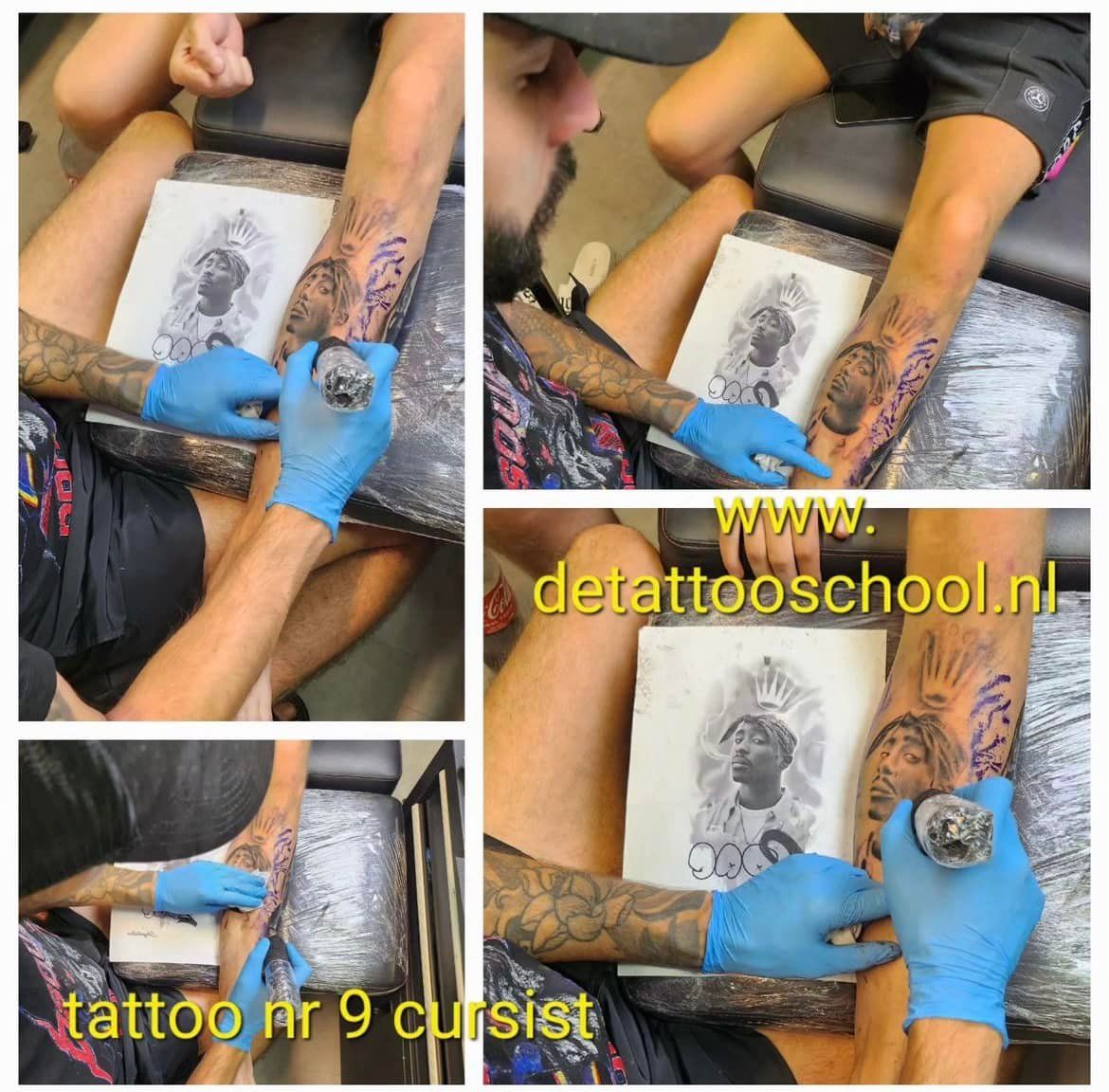 Tatoeëerder brengt inkt aan op de arm van een klant. Blauwe handschoenen, tatoeëermachine, sjabloon en tekening zijn aanwezig.