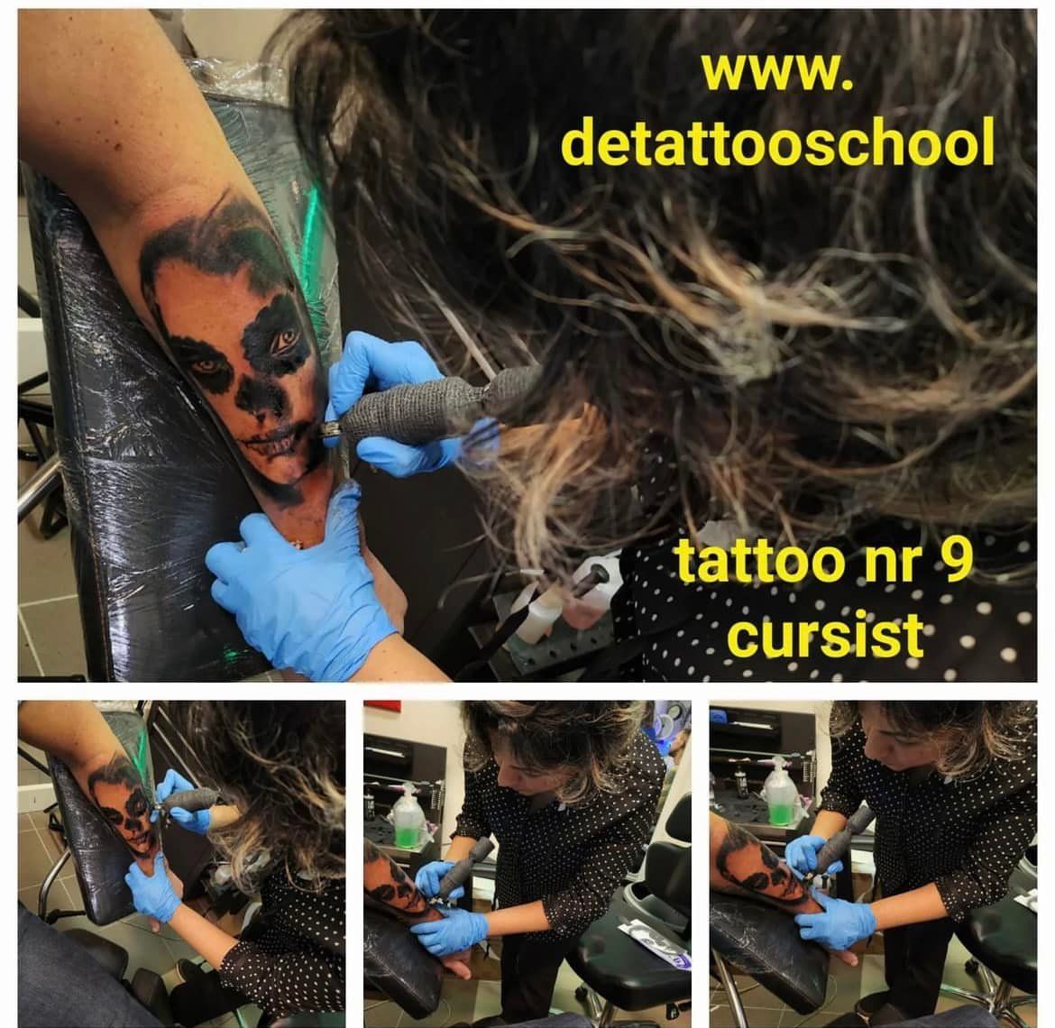 Tatoeëerder die een suikerschedel op iemands arm tatoeëert, met blauwe handschoenen aan. Meer foto's tonen het proces.