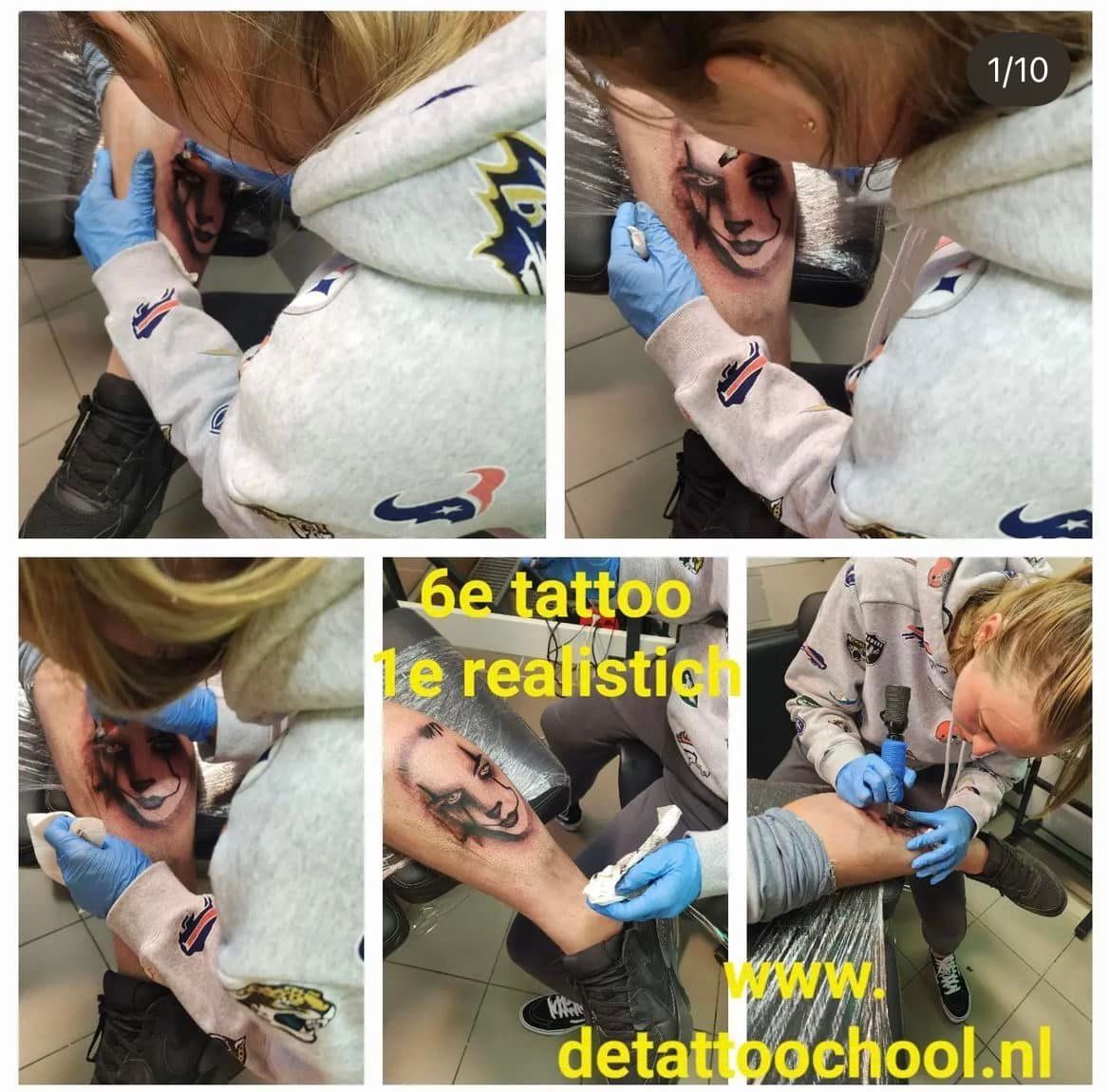 Tatoeëerder aan het werk. Iemand die een realistische afbeelding op een been tatoeëert. De tatoeage stelt een gezicht voor.