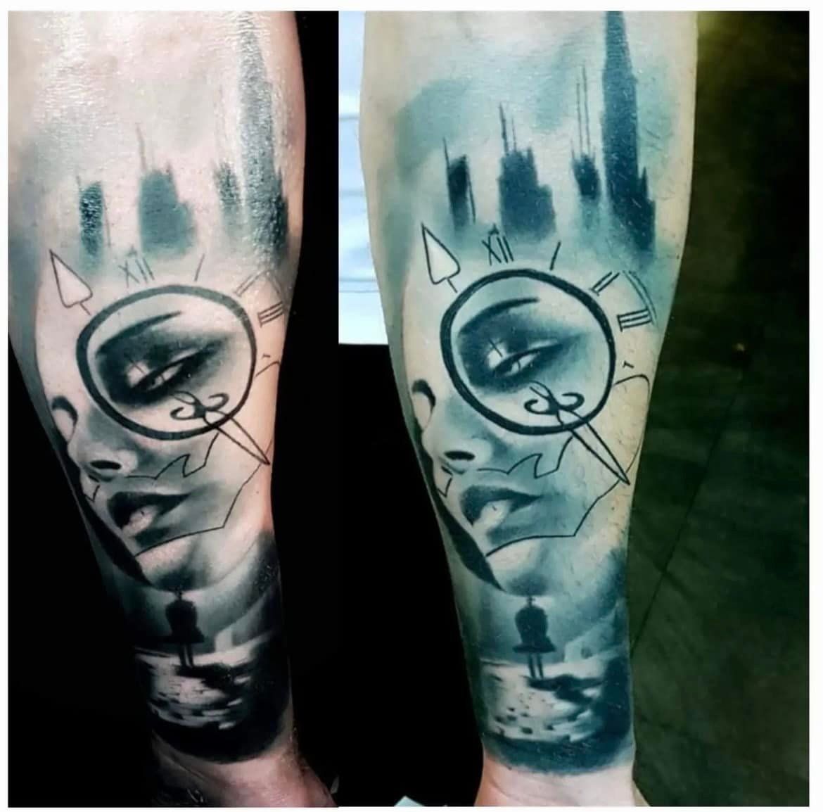 Tatoeage op de arm. Surrealistisch ontwerp van een gezicht met een oog, klokelementen, stadsgezicht en silhouet van een persoon.
