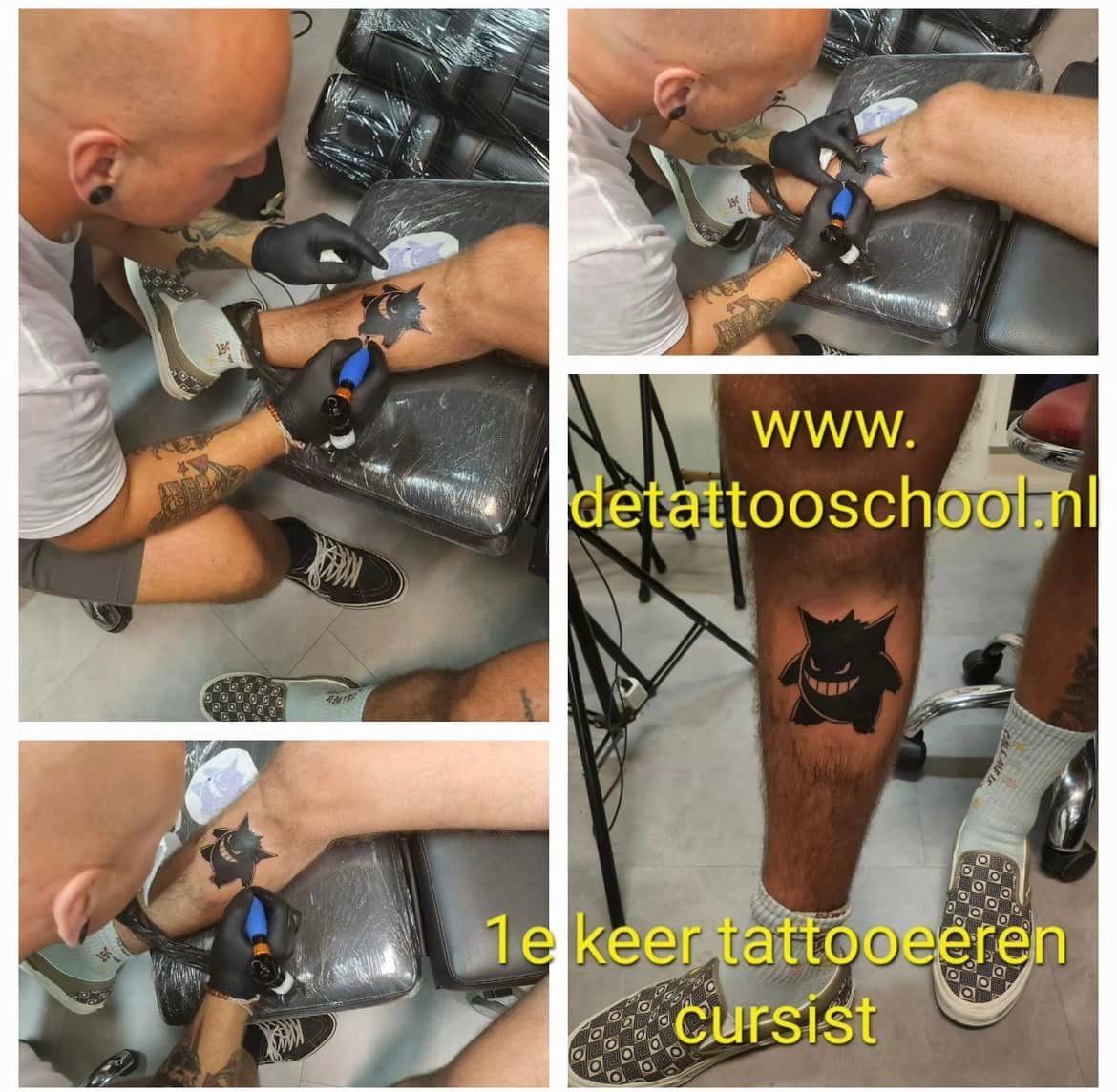 Tatoeëerder tatoeëert een Gengar op een been in een studio. De tekst luidt: detattooschool.nl