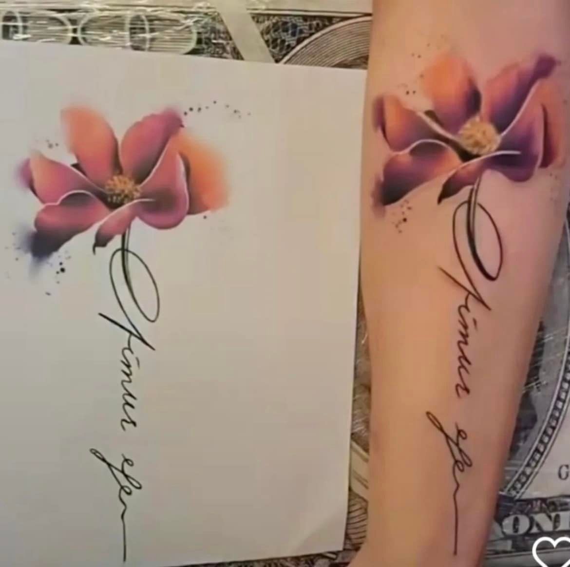 Waterverfbloem-tatoeage met tekst op de onderarm, naast een ontwerpschets.