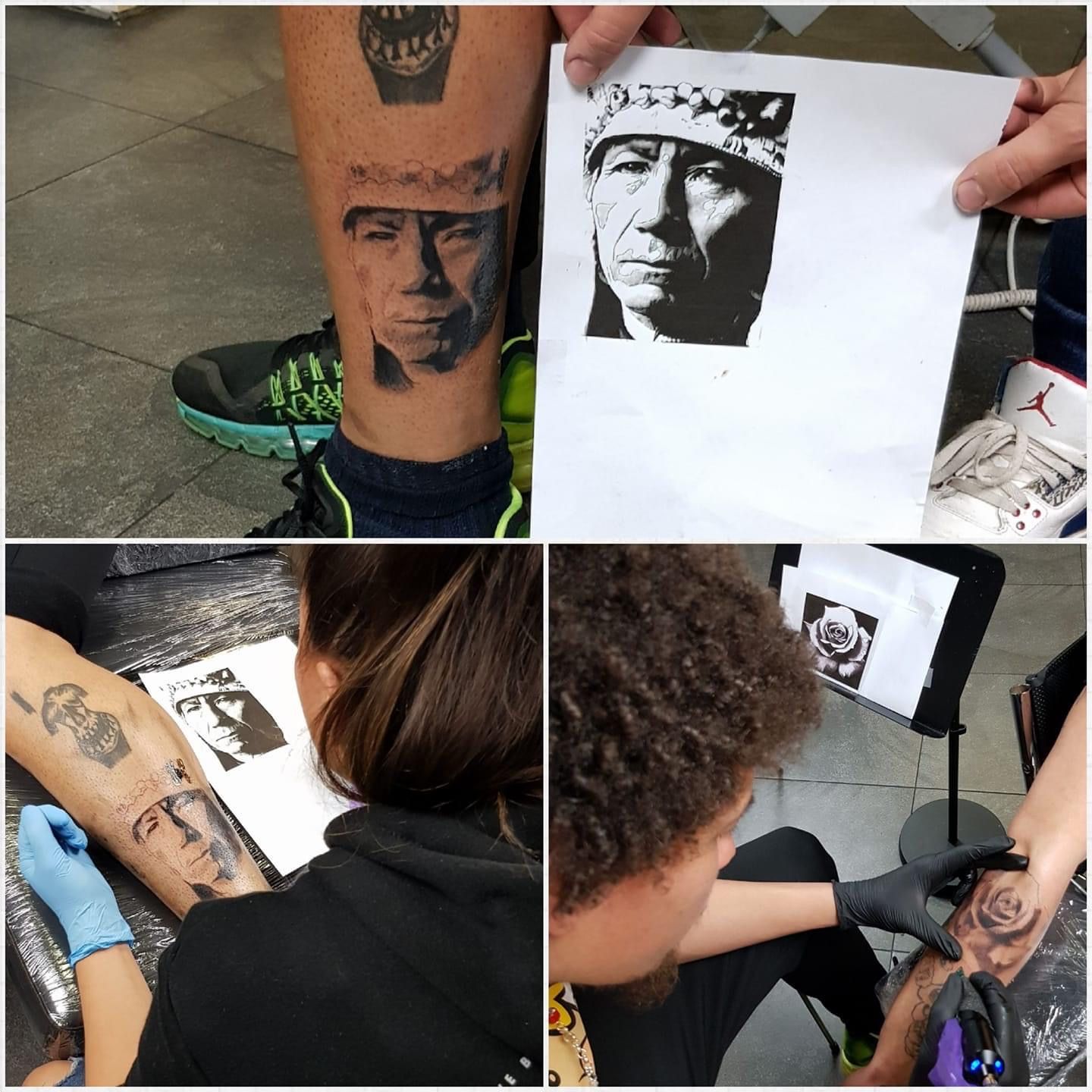 Vier afbeeldingen tonen een been waarop een tatoeage van een mannengezicht wordt aangebracht. Ook zijn een sjabloon en de voltooide tatoeage zichtbaar.