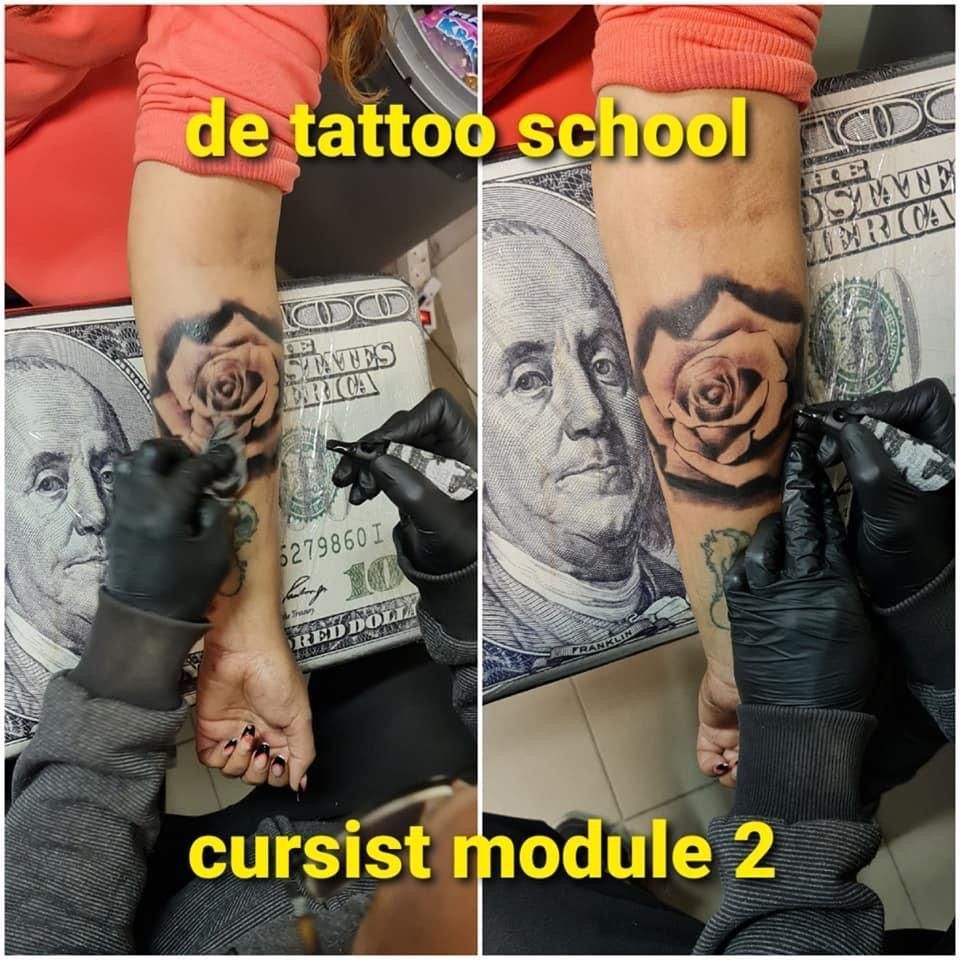 Twee afbeeldingen: Tatoeëerder in zwarte handschoenen die een roos op een arm tatoeëert. Achtergrond met een ontwerp van een dollarbiljet.