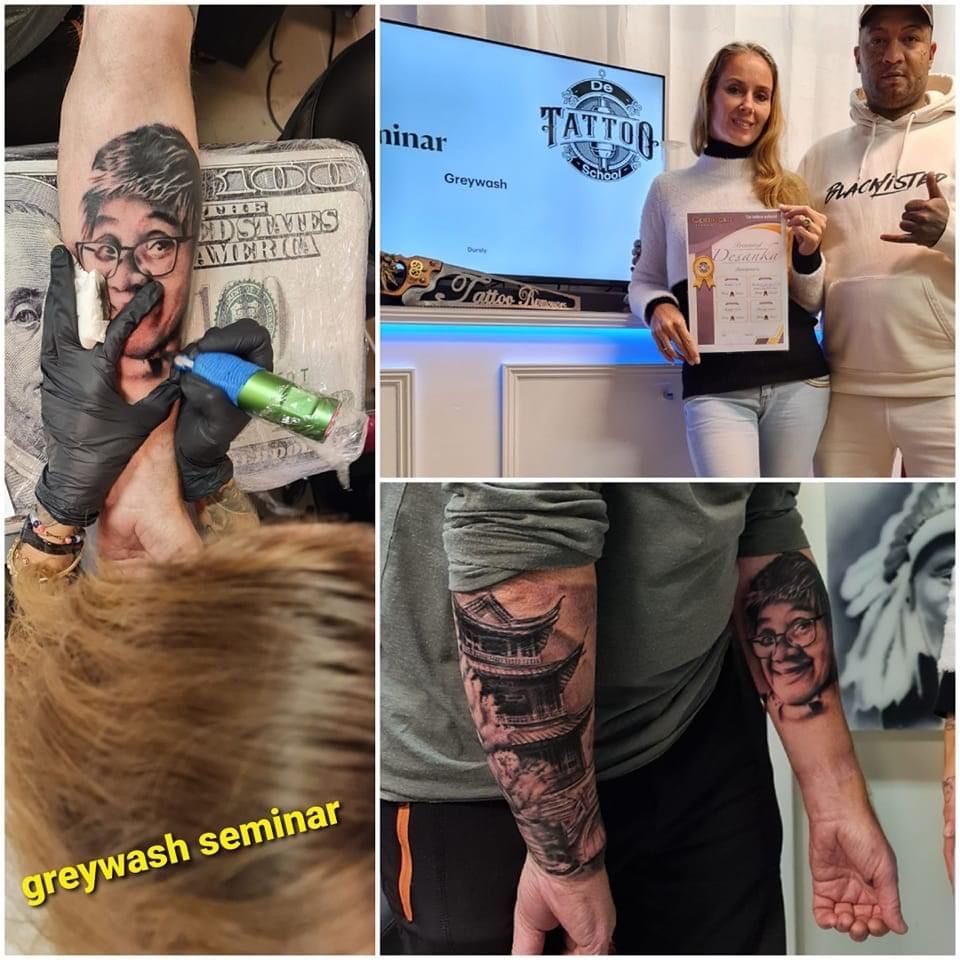 Tattoo seminar: Artiest tatoeëert een portret, winnaar houdt certificaat vast, andere tatoeages op de armen zijn zichtbaar.