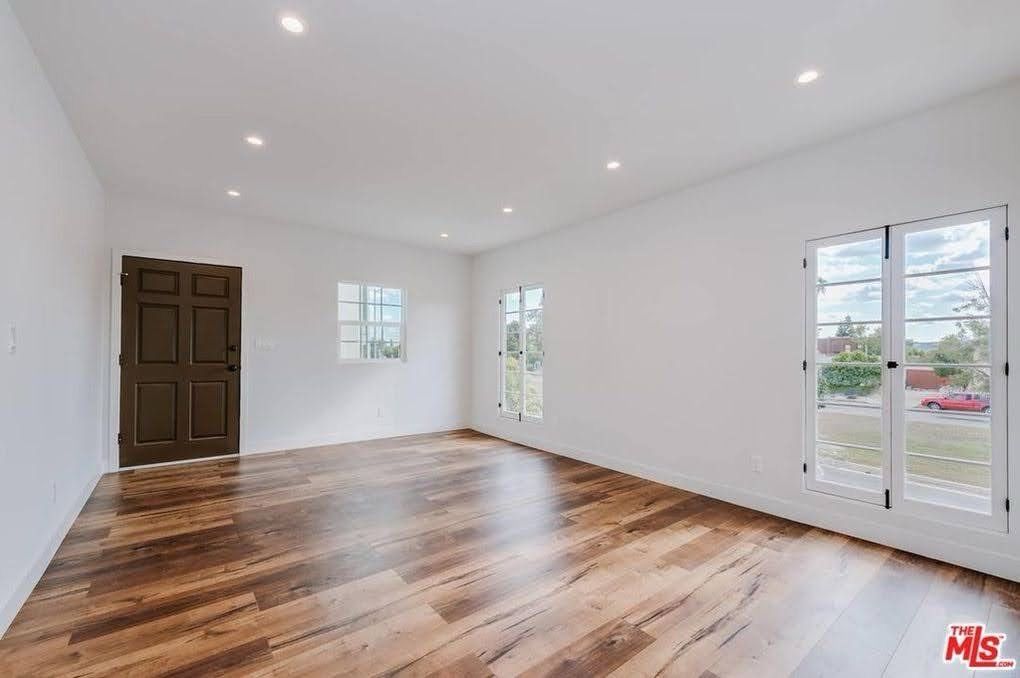 5621 San Vicente Living Room