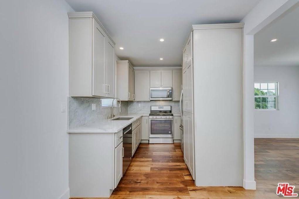 5621 San Vicente Kitchen