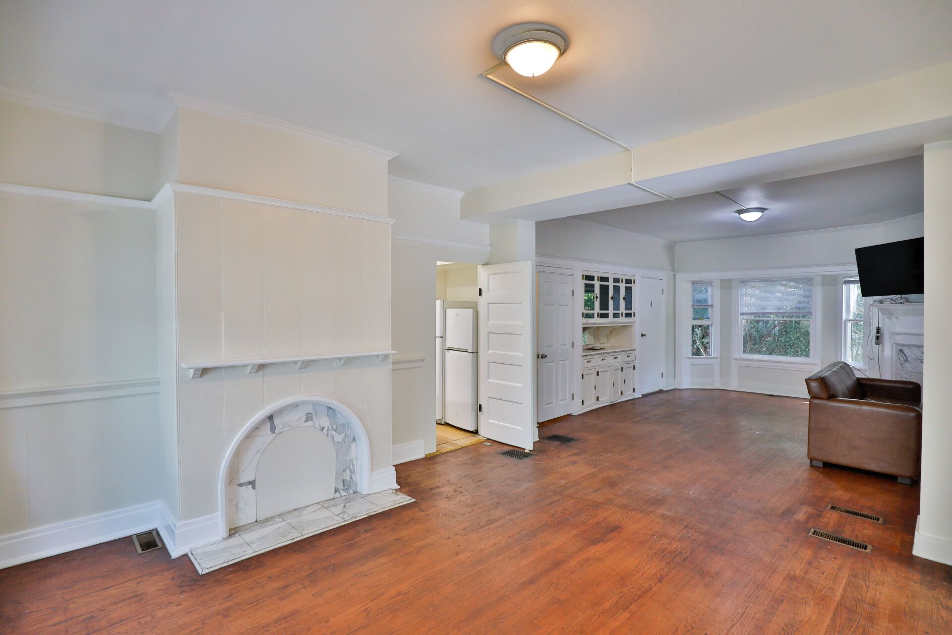 This image shows the living room with two LED lights