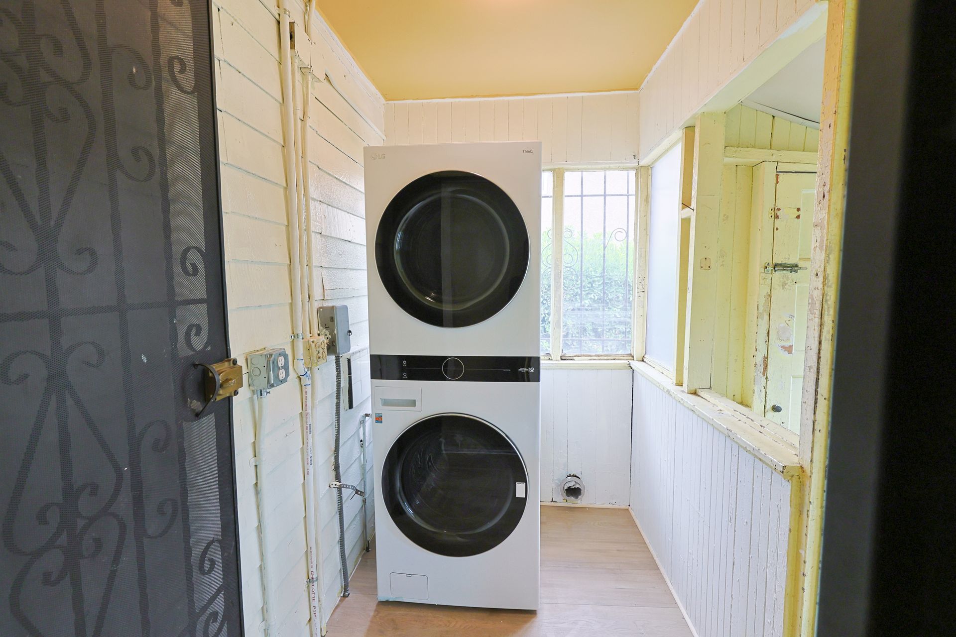 This image showing a loundry machine in a room.