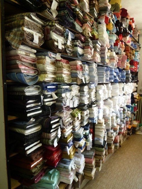 scaffale con tessuti in esposizione