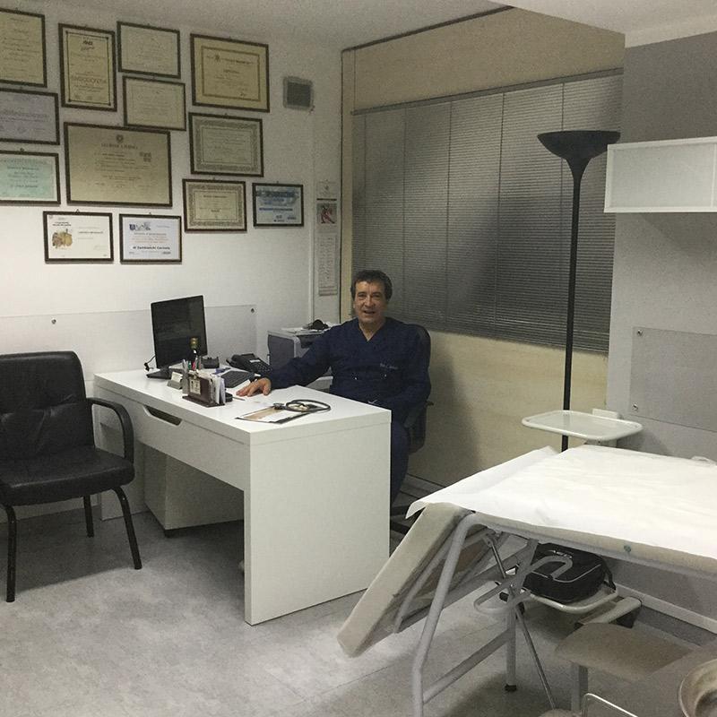 dentista nel suo studio