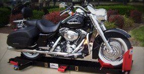 A harley davidson motorcycle is sitting on top of a motorcycle lift.