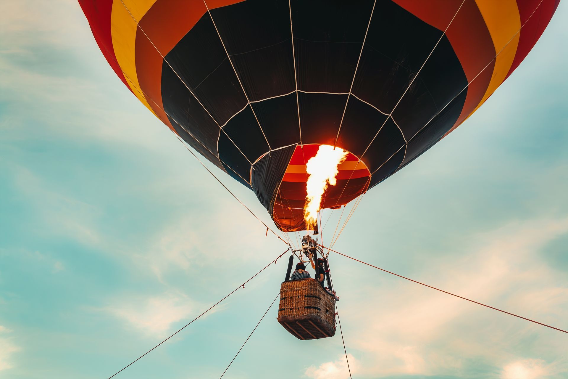 Music City Ballooning Advertising offers hot air balloon rides in Mount Juliet, TN
