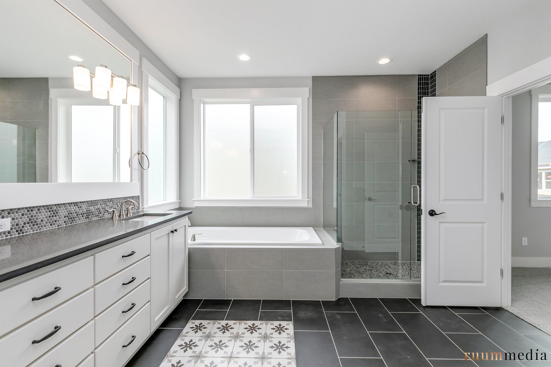 Noyes Homes | New Custom Homes | Beaverton, Oregon | Home interior | Master bathroom |