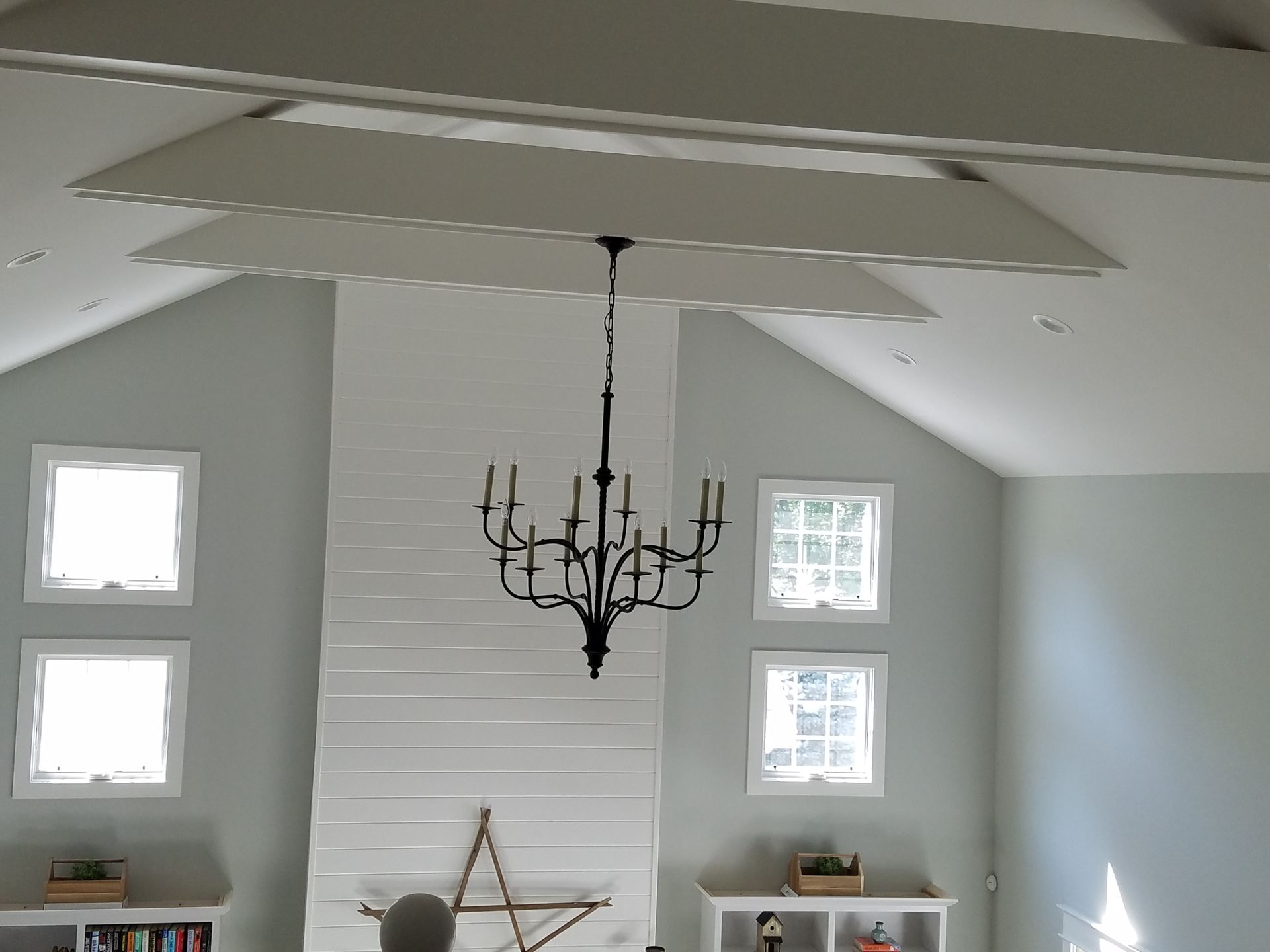 A living room with a chandelier hanging from the ceiling