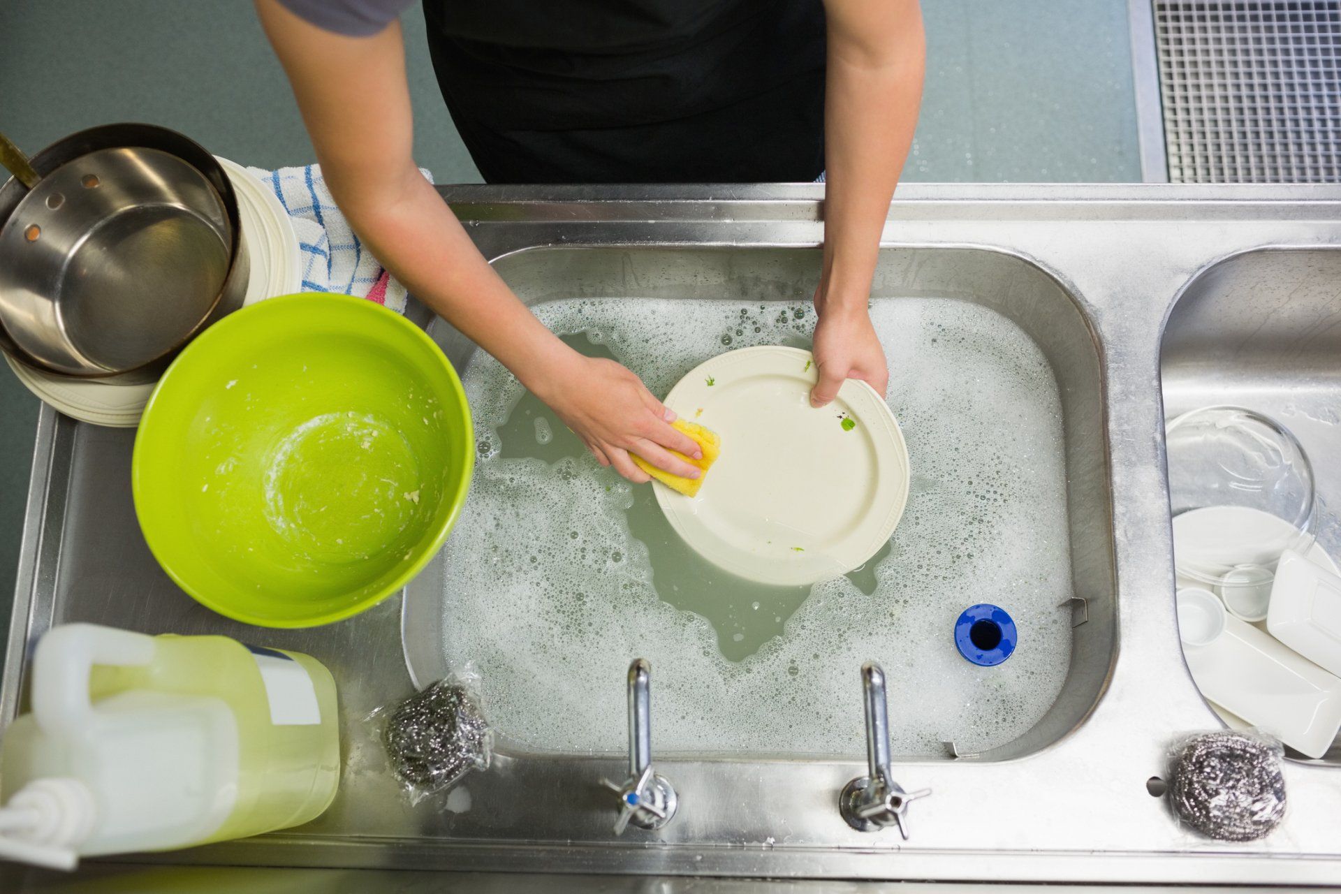 Мыть много много посуды. Мытье посуды. Мытая посуда на кухне. Посуда в раковине. Раковина для мытья посуды вид сверху.
