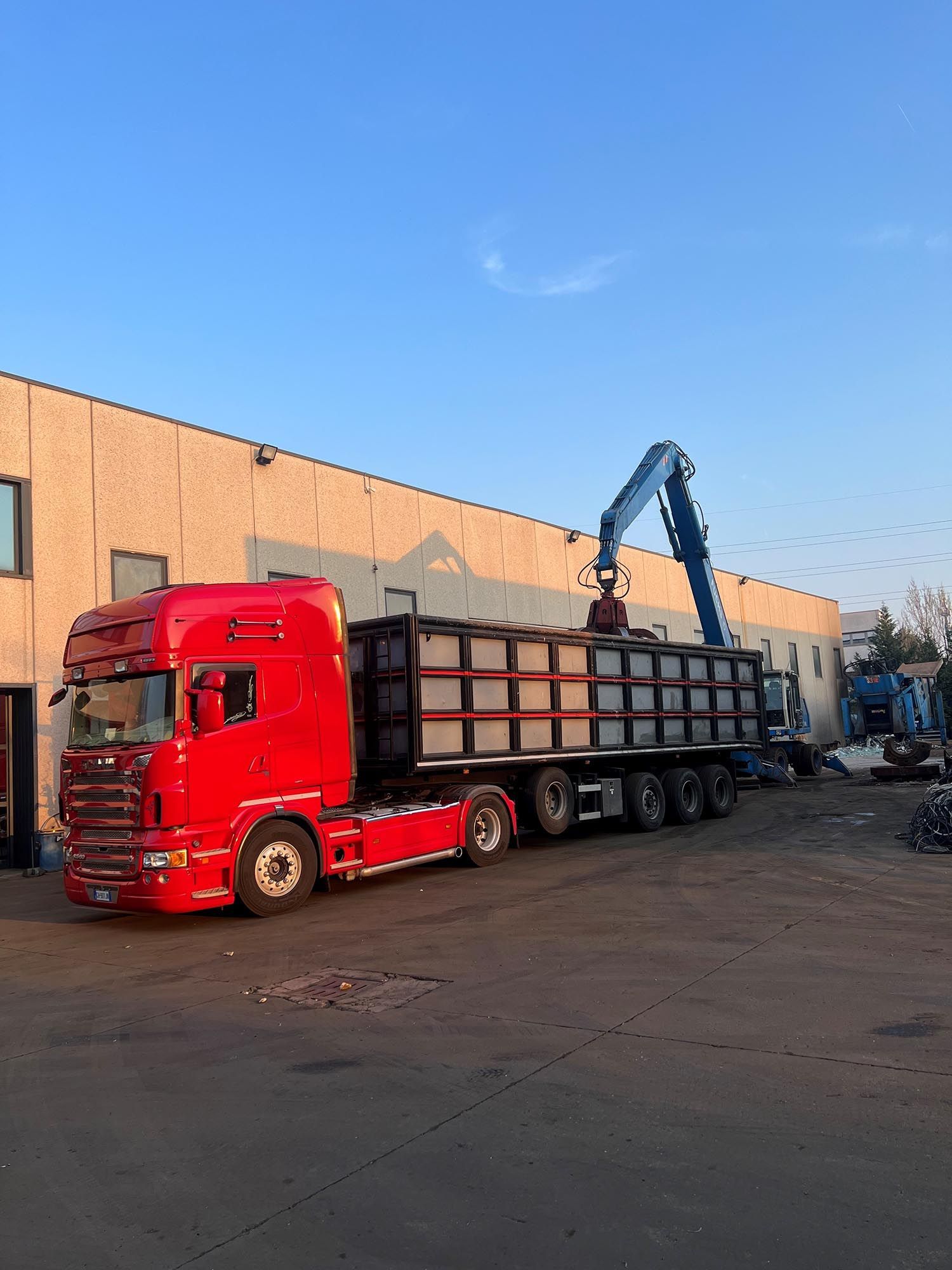 attrezzature per demolizioni e recupero di metalli a Varese