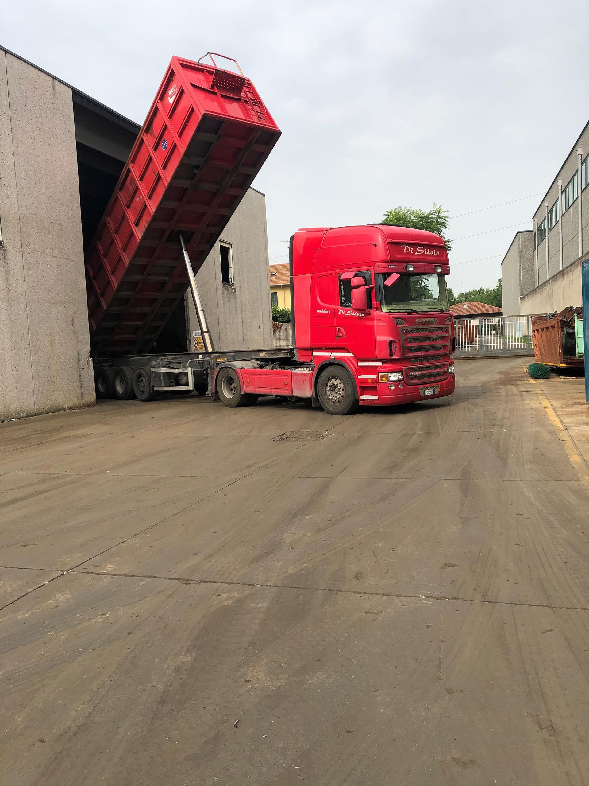 attrezzature per demolizioni e recupero di metalli a Varese