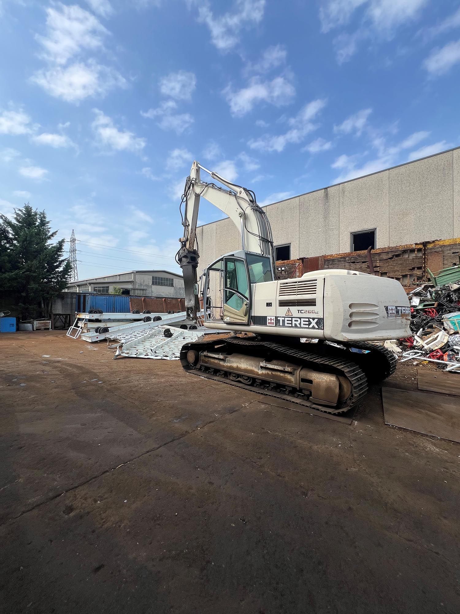 attrezzature per demolizioni e recupero di metalli a Varese