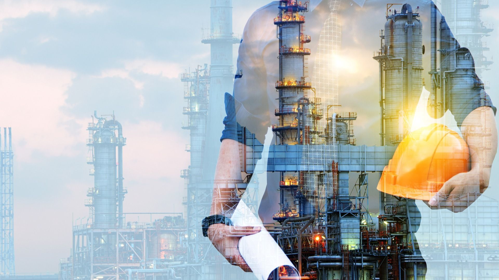 Doppia esposizione di una raffineria di petrolio industriale e di una persona con in mano un elmetto e dei progetti.