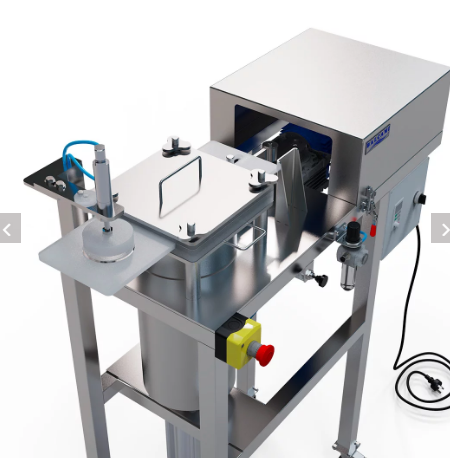 Una máquina de acero inoxidable con algunos botones.