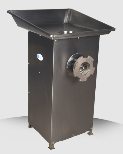 Una picadora de carne de acero inoxidable está sobre una mesa.