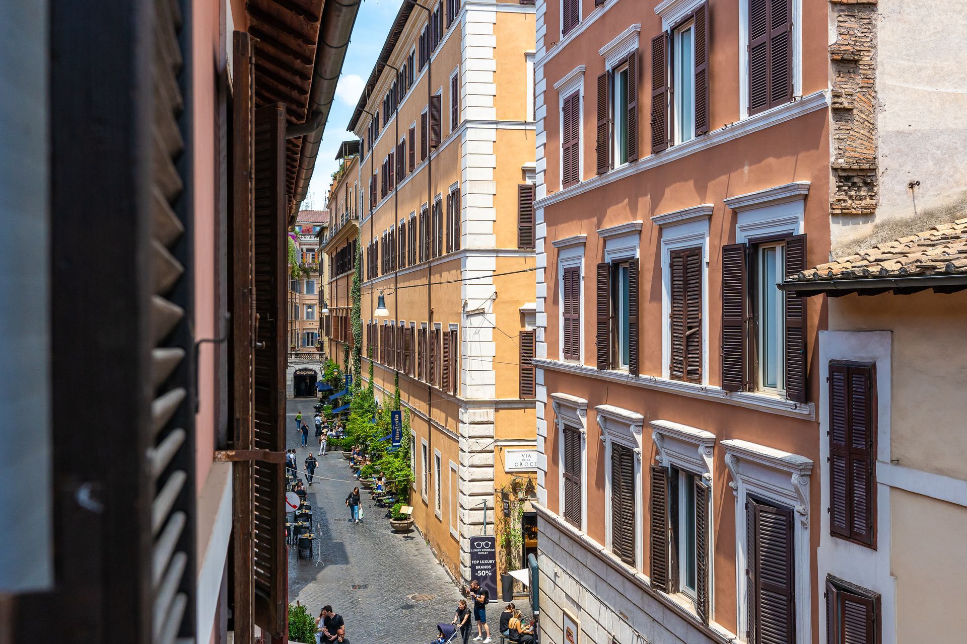 An aerial view of a narrow street between two buildings
