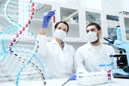 Un hombre y una mujer están trabajando en un laboratorio.