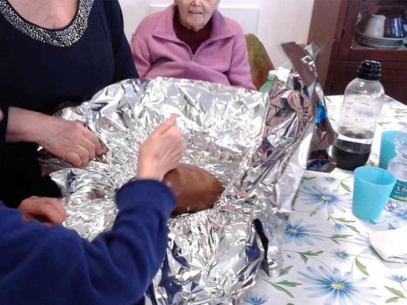 Anziani che aprono un uovo di cioccolato