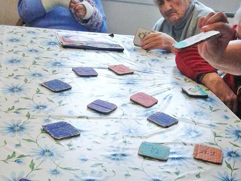 Anziani che giocano a carte