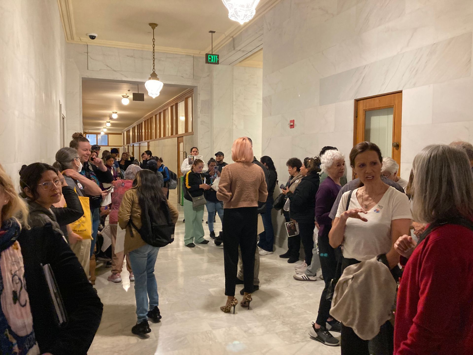 A large group of FIABA goers in the hallway of the courtrooms. 