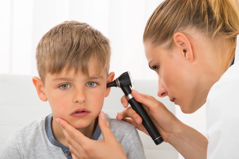 Controllo dell'orecchio a bambino