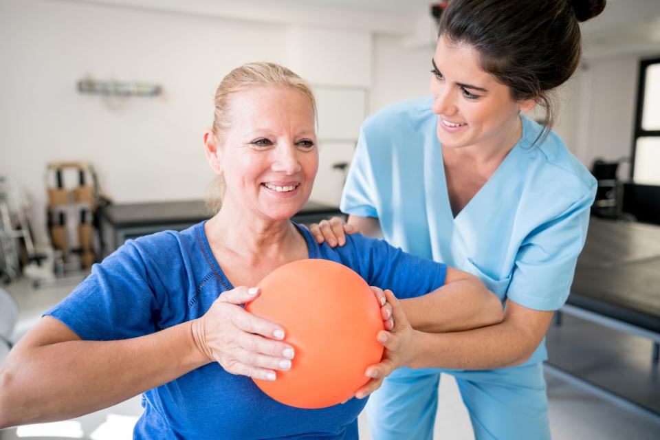 Signora con palla medica