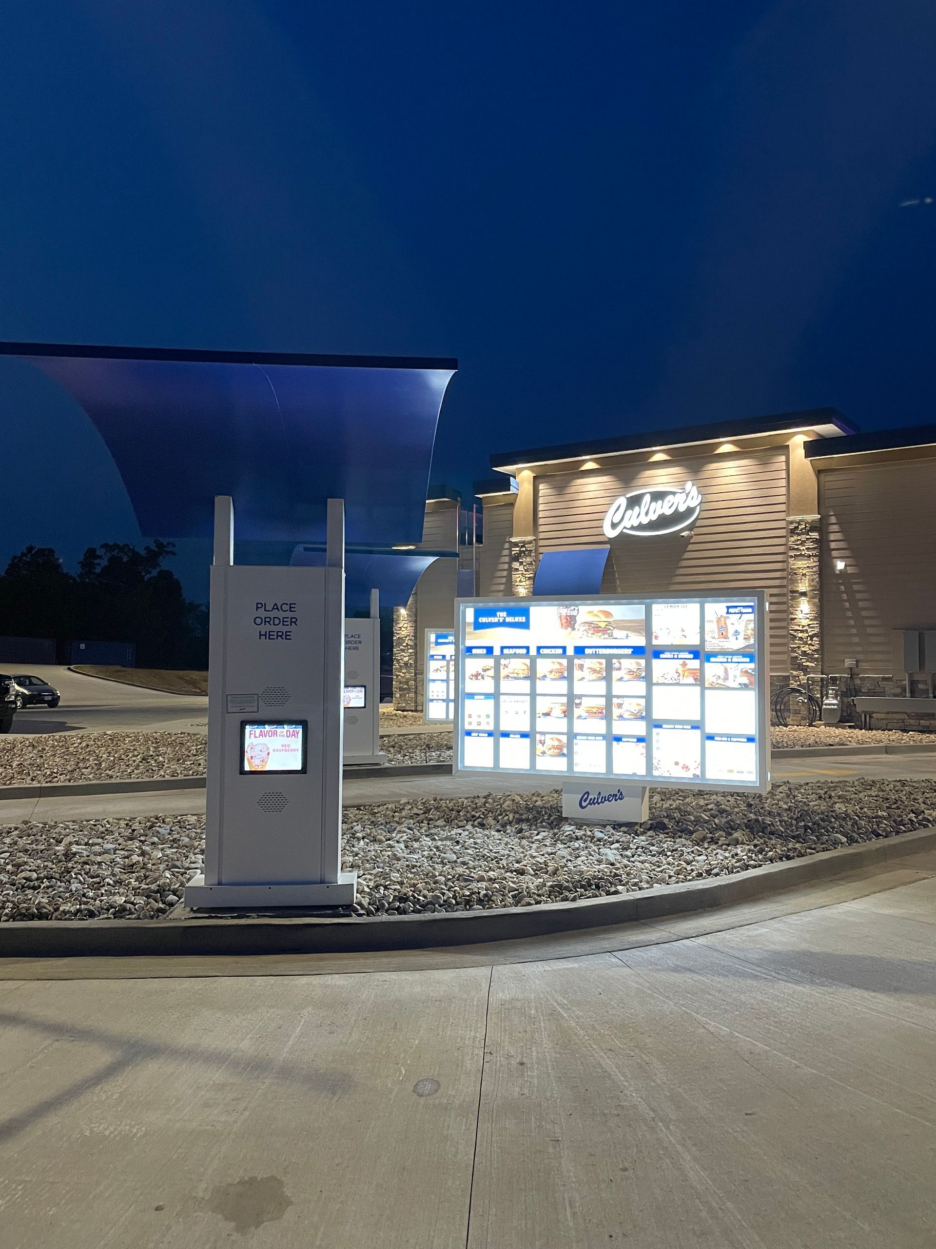 A fast food restaurant is lit up at night