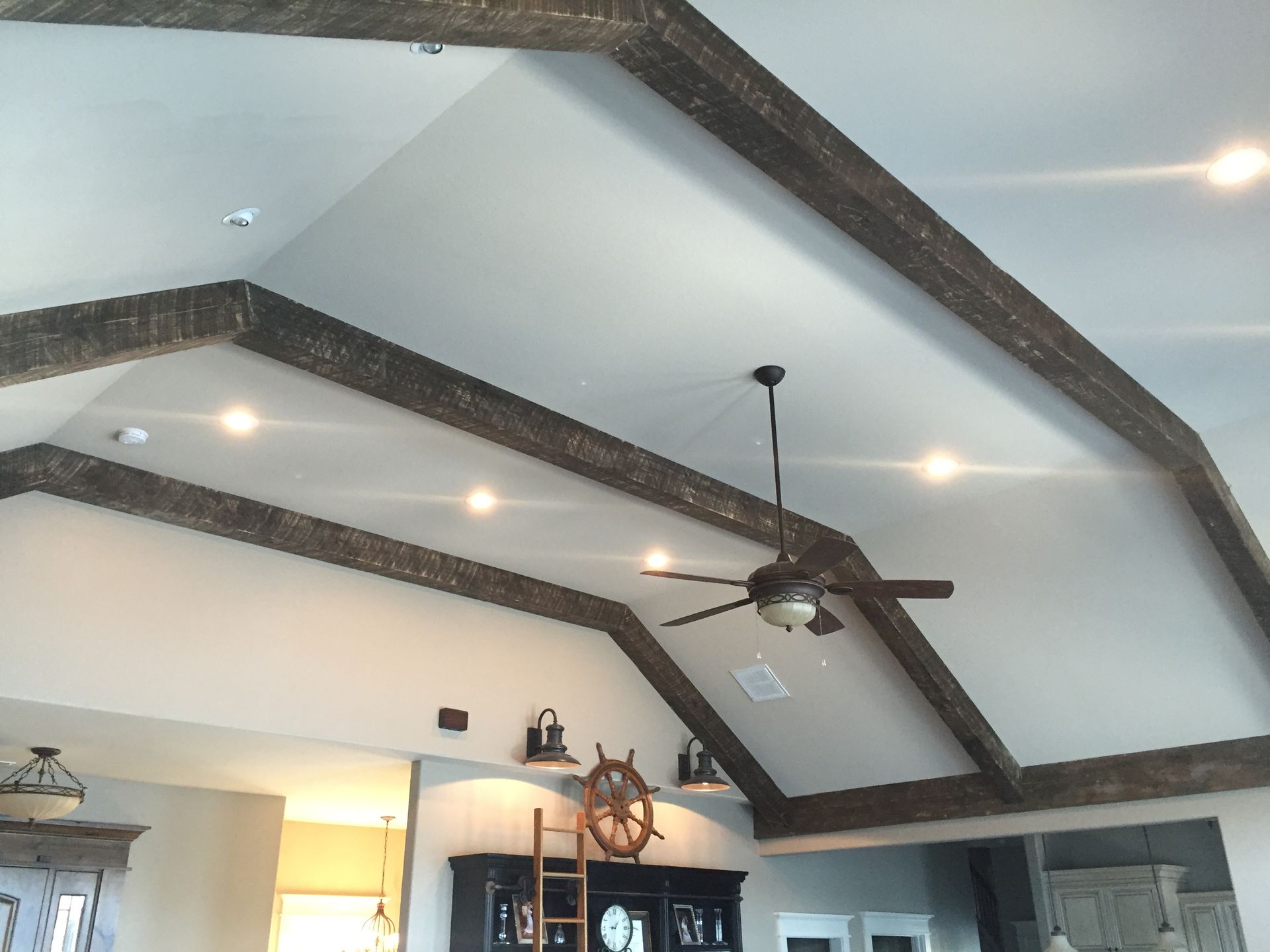 A ceiling fan is hanging from the ceiling of a living room