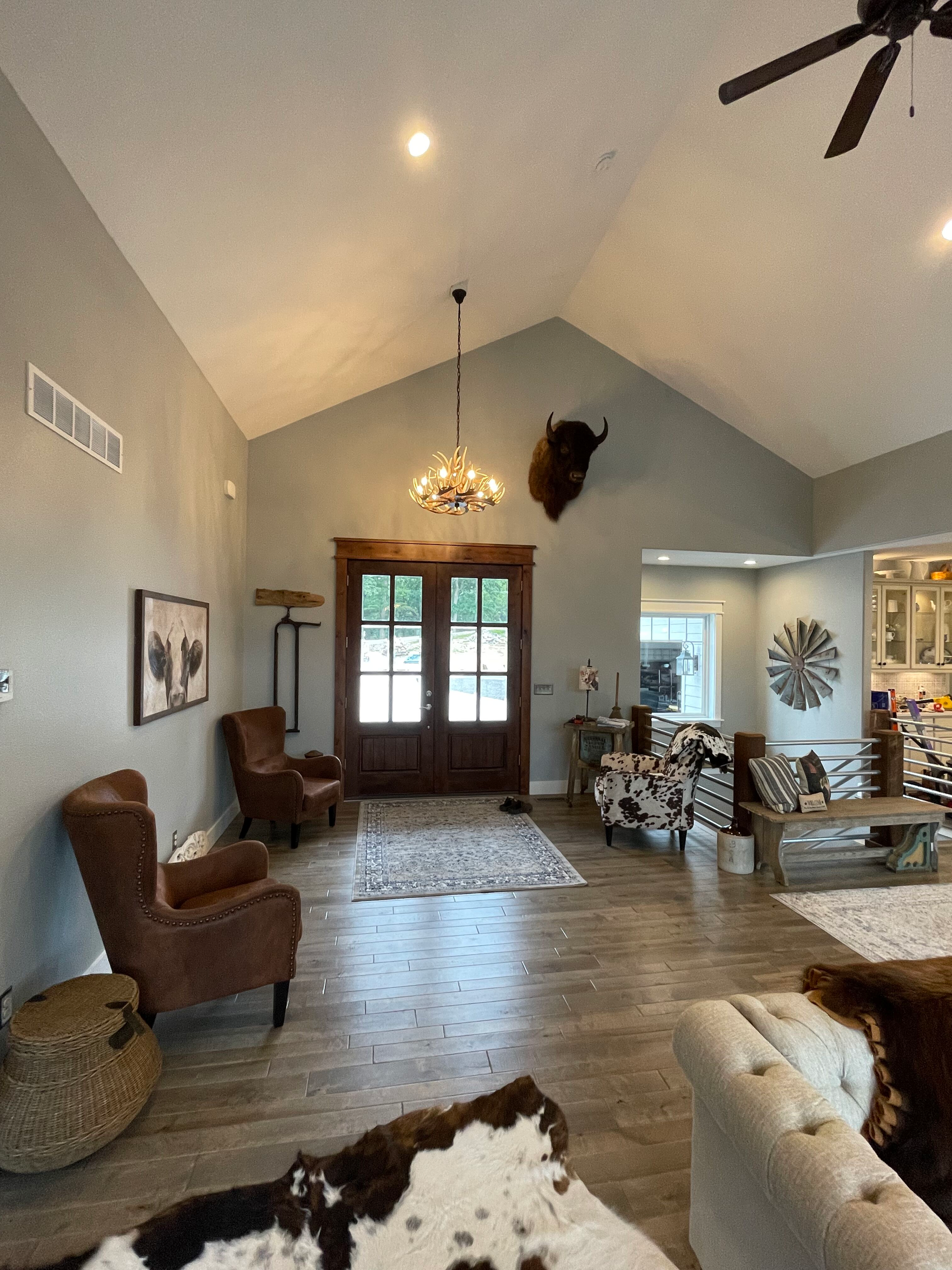 A living room filled with furniture and a ceiling fan.
