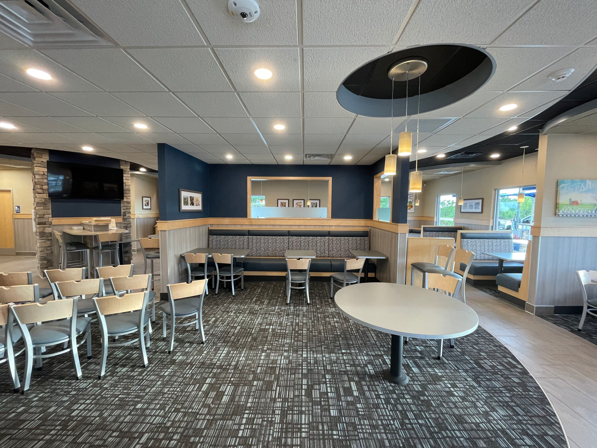 A large room with tables and chairs in a restaurant.