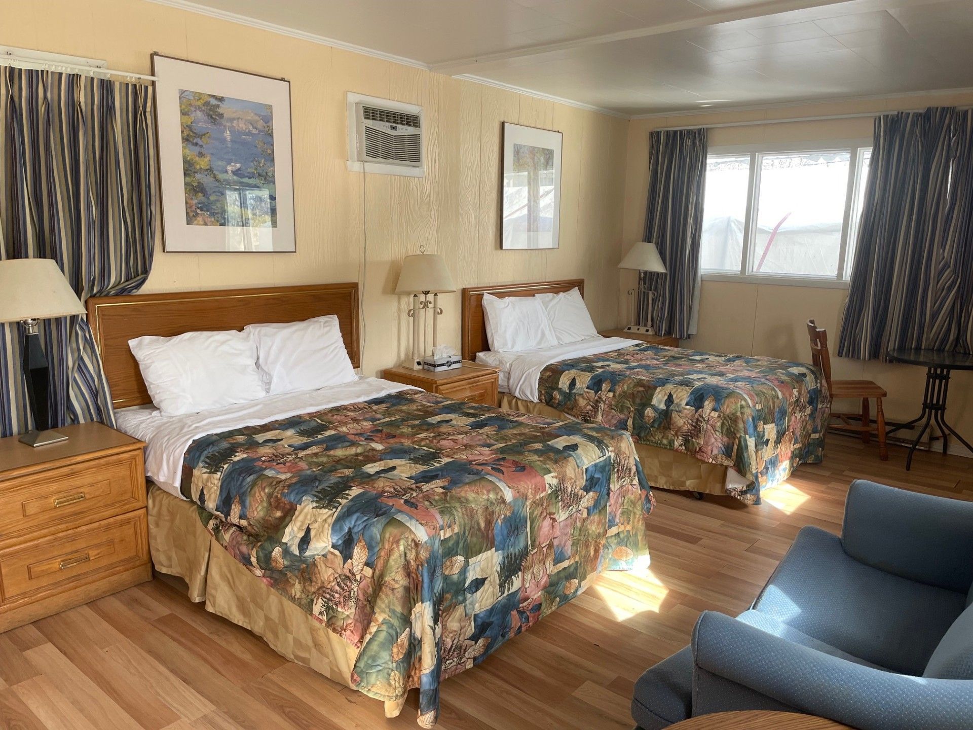 Une chambre d'hôtel avec deux lits et un canapé.