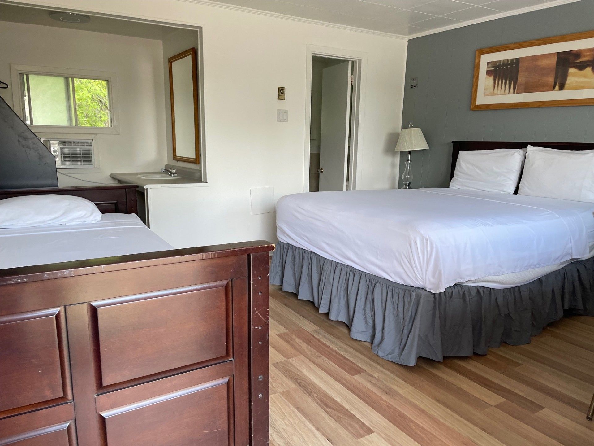 Une chambre d'hôtel avec un grand lit et un lit plus petit