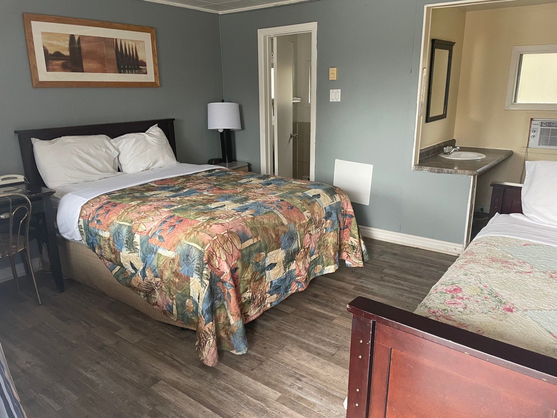 Une chambre d'hôtel avec un lit king size et deux lits jumeaux.