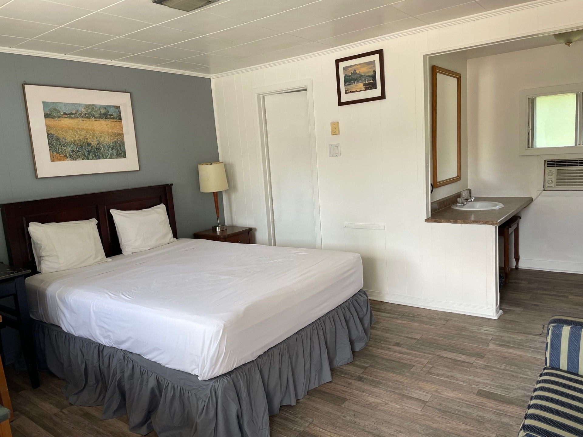 Une chambre d'hôtel avec un lit king size et un lavabo.