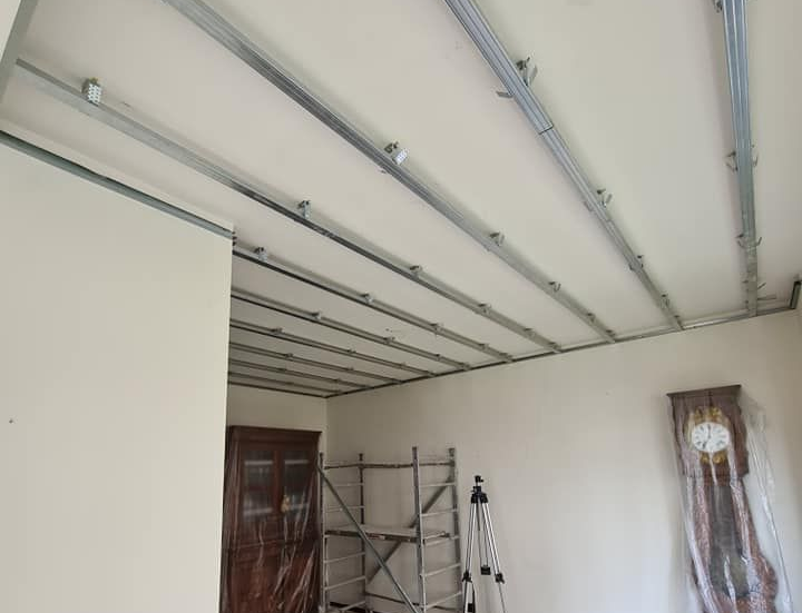 Struttura metallica fissata al soffitto